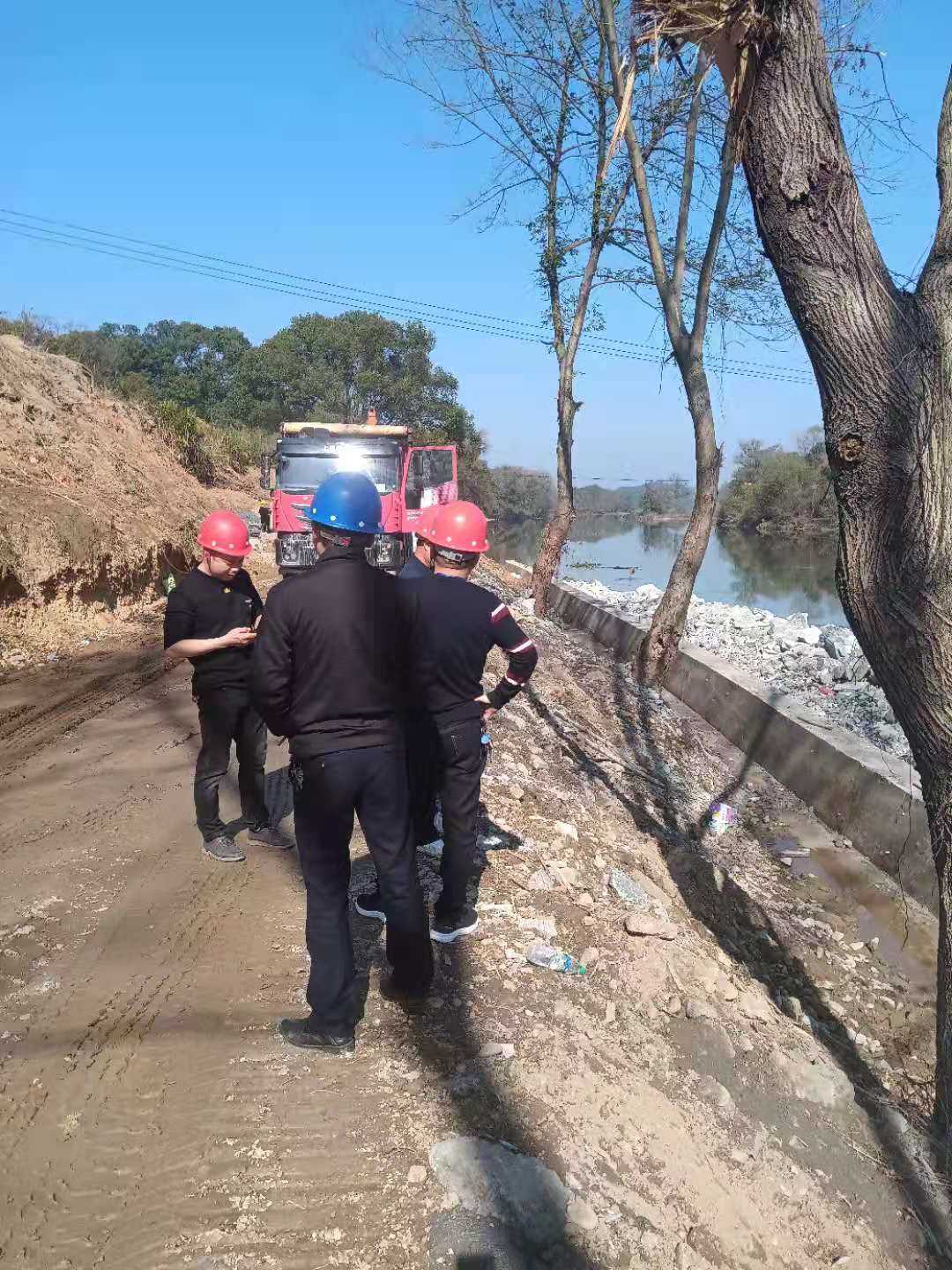 安福縣水利局檢查組等領導在瀘水河4標段進行安全檢查